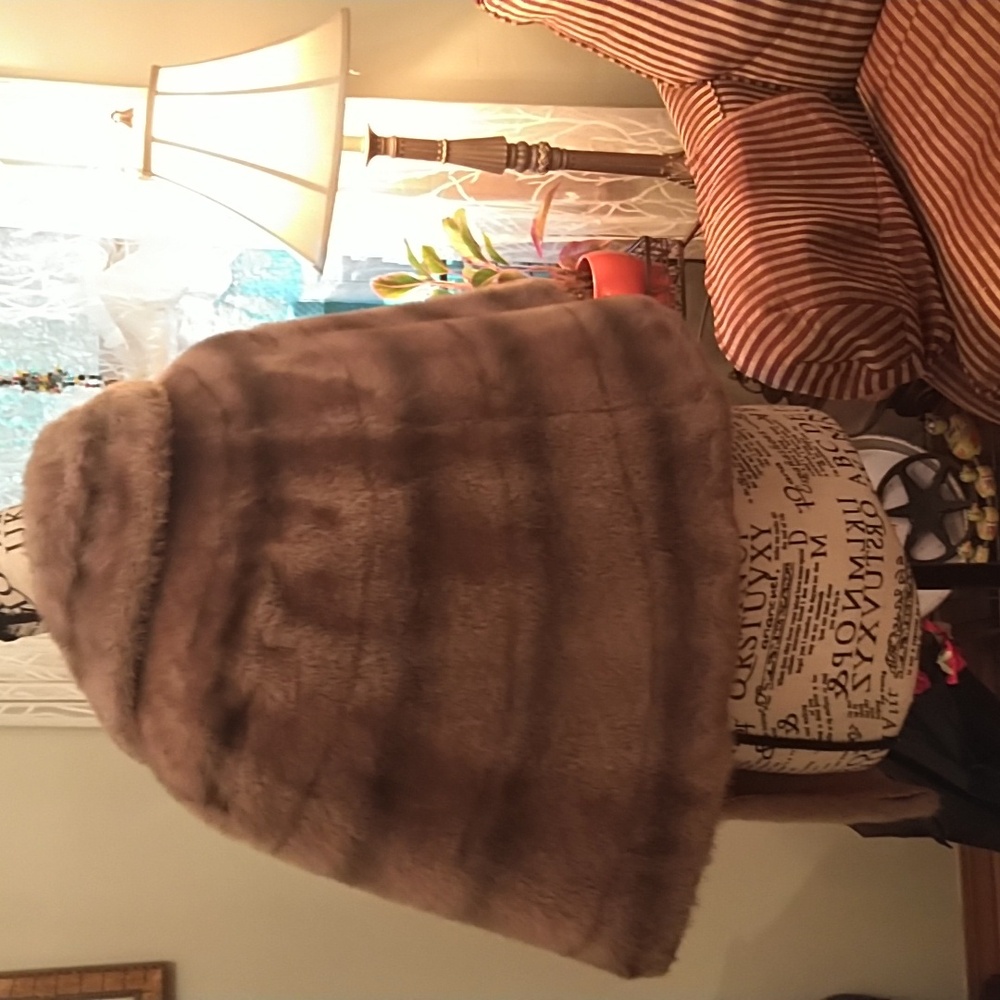 Women's elegant vintage 1950 faux fur shawl wrap by Regina Glenara Glenoit. - Picture 2 of 9